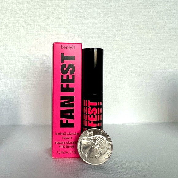 Benefits cosmetics bag and deluxe samples. - Picture 5 of 10